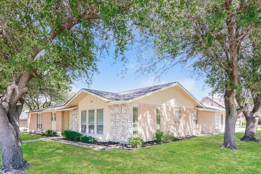 Enjoy this gorgeous home featuring living and entertainment space. This adorable home offers 3 bedroom and 2 bathroom home with laminate type flooring. Home has 2 attached car garage space. The modern kitchen is equipped with modern appliances and offers updated cabinets with plenty of storage space. Home has neutral paint throughout. The private, fenced in backyard, is perfect for pets or for enjoying gorgeous days outdoors. This home won't last long. Apply today!