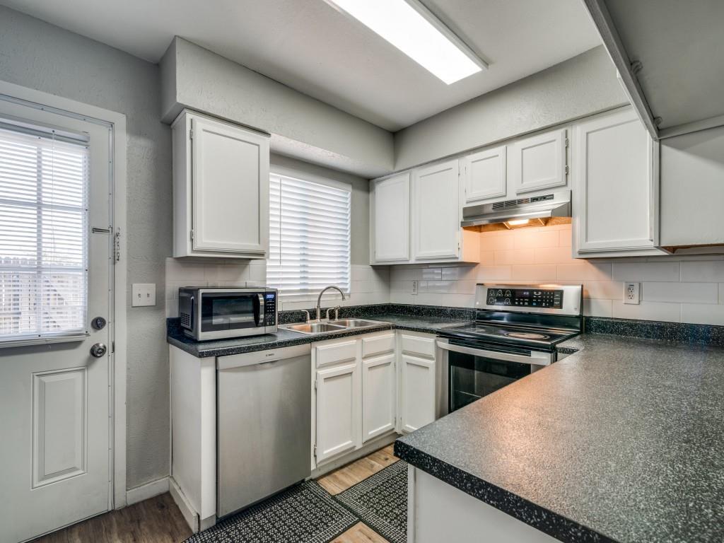 717 Lee Street 8