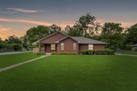 Photo of 918 Prairie Avenue, Cleburne, TX 76033 (MLS # 21136486)