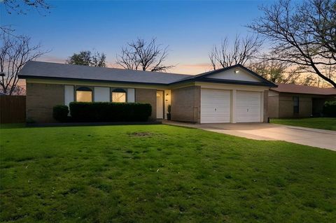 Photo of 501 Fox Drive, Saginaw, TX 76179 (MLS # 21211578)