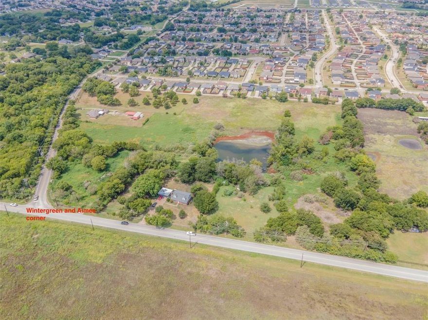 oversize lot with  a short commute to Interstates 20, 35 and 45. There's nearby retail shopping, entertainment venues, restaurants and grocery stores.
Agent and Buyer to verify zoning with he city of Lancaster.