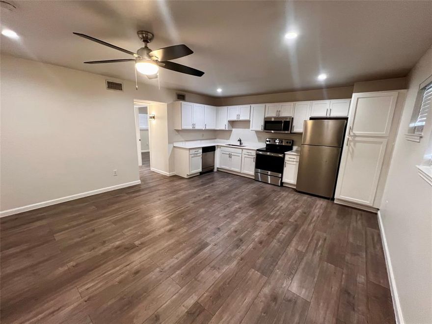 Located in a distinctive Mid-Century Modern Building in Uptown East. This spacious and bright 1 bedroom features updated bright cabinetry, faux wooden floors, white quartz countertops, stainless steel appliances, recess lighting, and modern ceiling fans and fixtures. The nightlife of Henderson, Lower Greenville, and Deep Ellum can be accessed within minutes of this unit. You will also take advantage of the short commute to Downtown Dallas, the Baylor Medical Center, and access to Central Expressway.