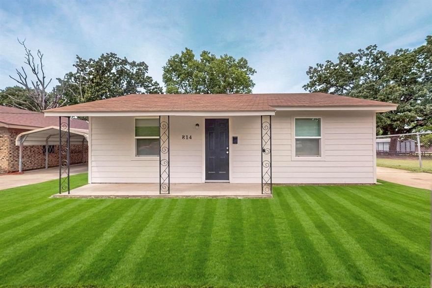 Beautiful home for Sale!! Newly updated and renovated. Quiet neighborhood, backyard and fence. Perfect for a family or single family!
Walking distance to the school. Close to downtown Sulphur Springs. 

Home updated with white and bright tones to bring more light to the rooms.