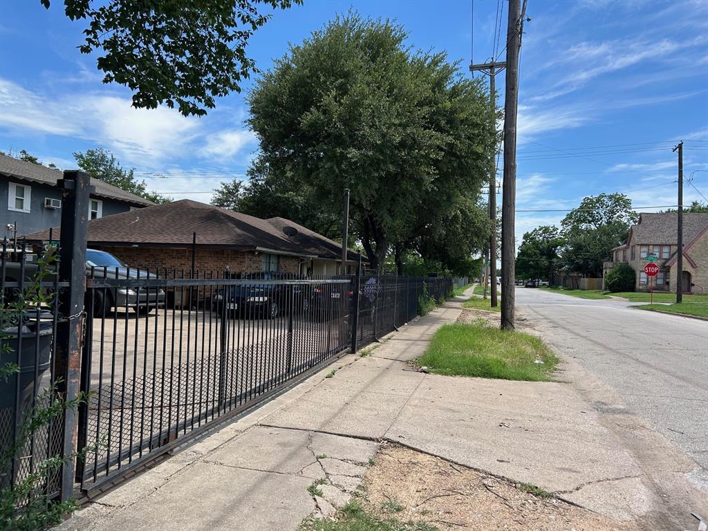 739-741 W 10th Street