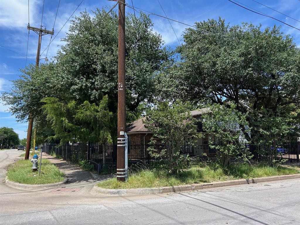 739-741 W 10th Street