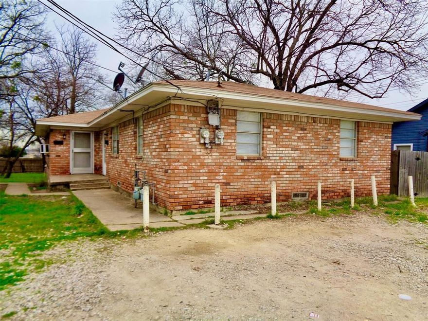 Updated 2 bedroom, 1 bath home very accessible from Hwy 75. Plano ISD schools and close to downtown Plano, and businesses in downtown Plano. Landlord prefers a tenant with income that is 3x rent and credit score of 650+.  To apply - please fill out TAR application, include most recent 2 months of paystubs and governmentment issued, valid photo id.