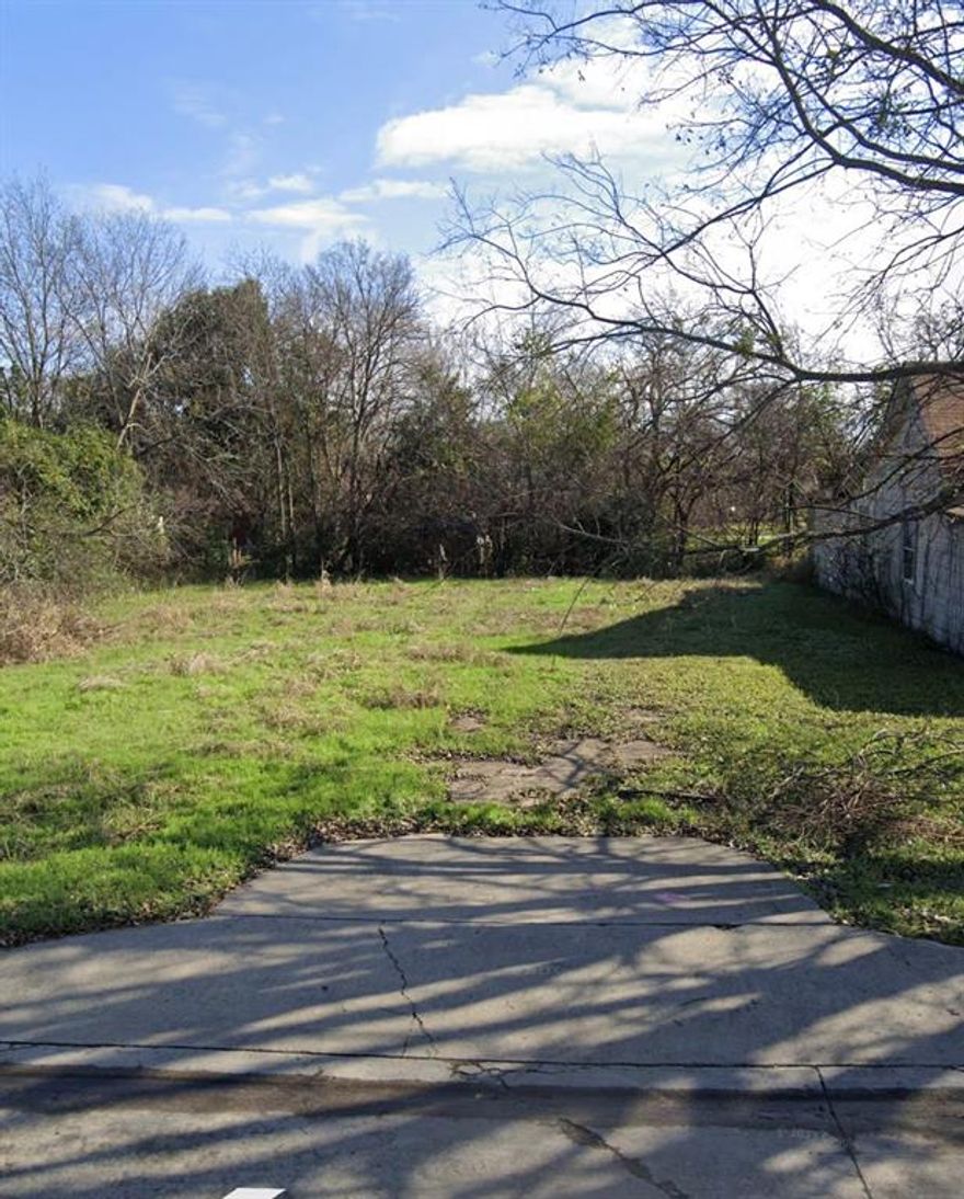 Back on the market, buyer could not secure financing.
Perfect lot to build your dream home. walking distance to schools. This is one of the larger lots in Terrell at 6,926 square feet.