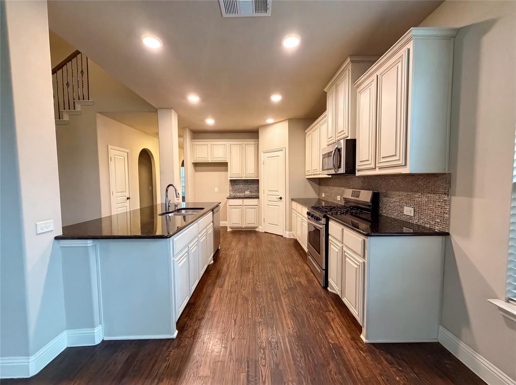 725 Lyndhurst Drive