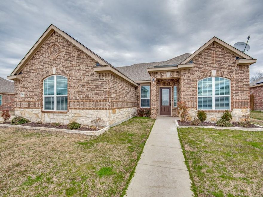 This 2019 Build, Nestled on .333 of an acre Home Site, 24 mins South of Downtown Dallas! Move In Ready 4-2-2 Home has a split bedroom layout that features a large family room with open layout! Kitchen features stainless appliances, granite countertops, and beveled subway tile backsplash. A nice spacious primary suite leads into primary bath which features a large walk in closet, garden tub, and walk in shower. The covered patio overlooks this blank canvas of a backyard, so bring all your outdoor improvement ideas!