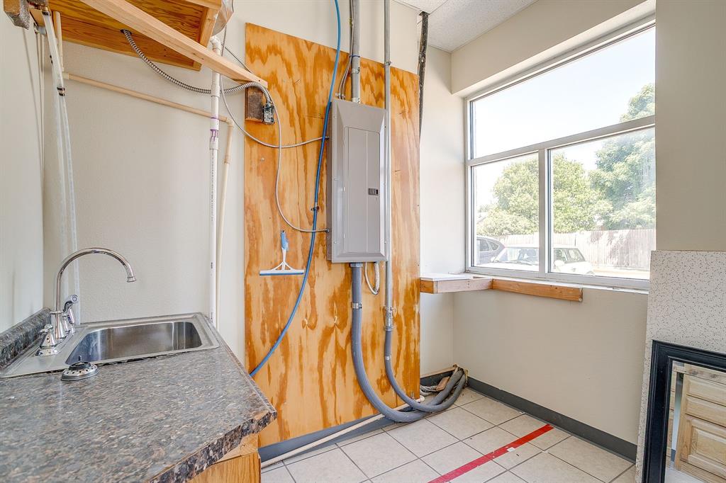 ALSBURY VILLAGE BLOCK - Commercial Lease