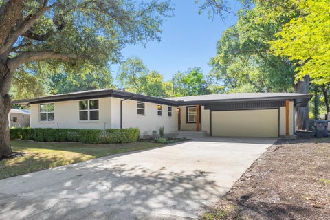 Photo of 917 Blossom Circle, Garland, TX 75041 (MLS # 21405302)