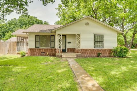 Photo of 506 E Waco Street, Ennis, TX 75119 (MLS # 21261728)