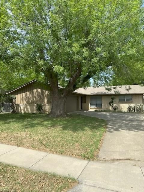 Photo of 1716 Westchester Street, Denton, TX 76201 (MLS # 21225061)