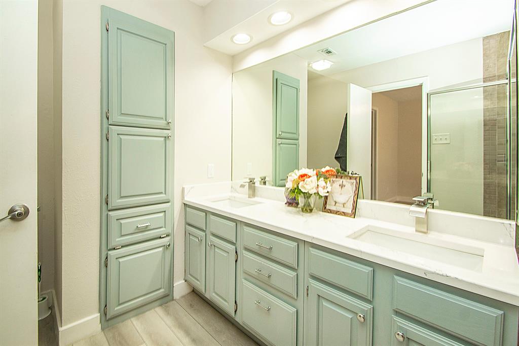 Chasewood Oaks Condo - Residential