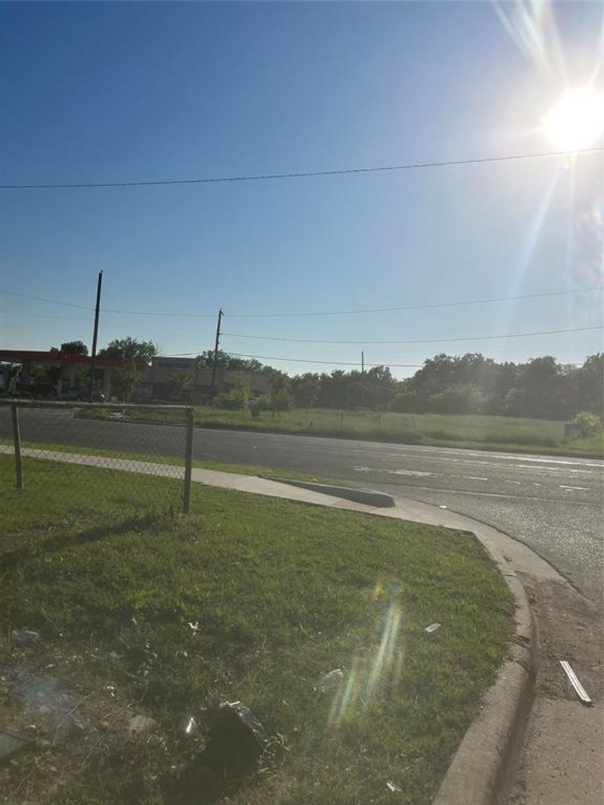 Commercial lot on the corner of Wichita and Gardenia. Confirm with city of Fort Worth for zoning and building requirements. Has Water, Sewer, Electric & Gas available.  Lot size approx 102x221x100x224