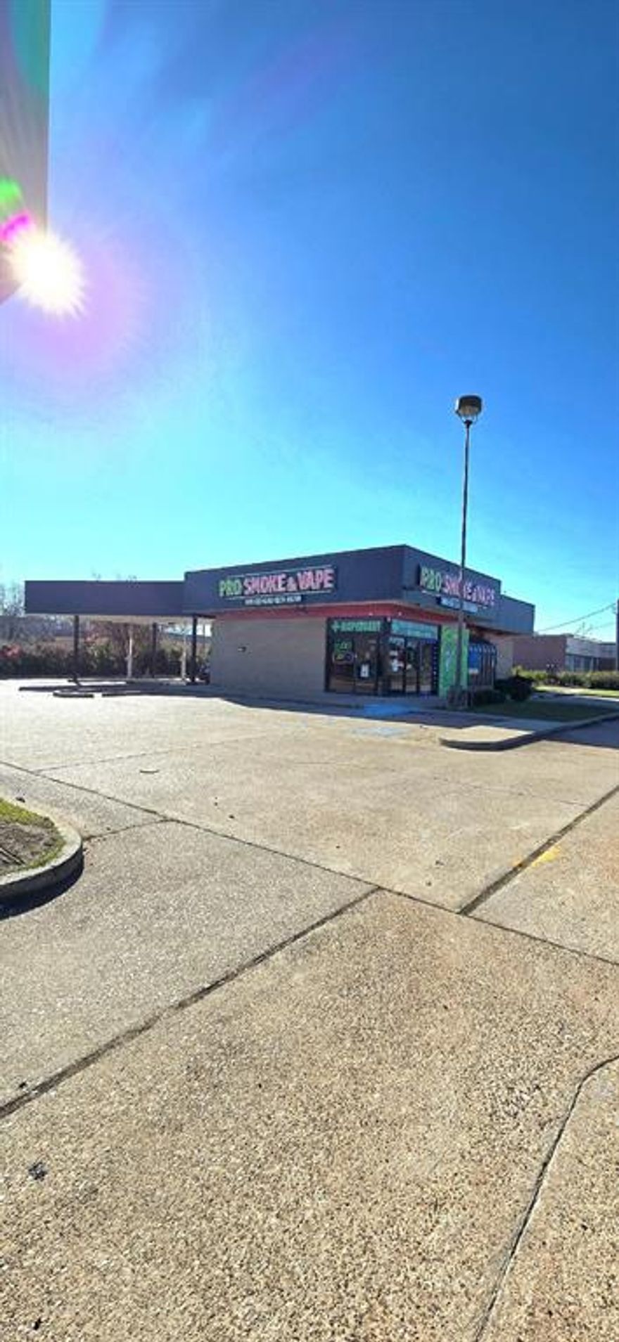 PROPERTY LOCATED ON THE CORNER OF SPORT BARKSDALE HWY. AND KNIGHT STREET. BUILDING WAS ONCE A BANK AND A CASH ADVANCE NOW A VAPE SHOP. PROPERTY HAS 4 LANE DRIVE THRU IN BACK OF BUILDING. THIS BUILDING CAN BE A BANK AGAIN . 
THE AREA IS ON THE GROW