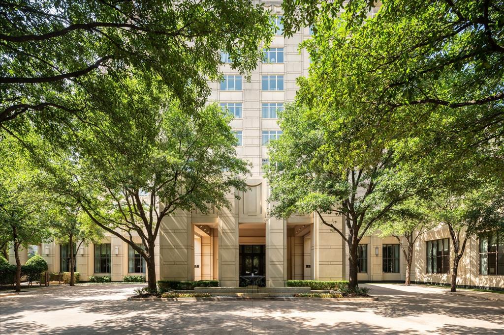 RESIDENCES CONDO IN UPTOWN - Residential