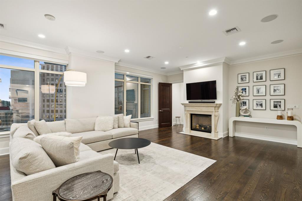 RESIDENCES CONDO IN UPTOWN - Residential