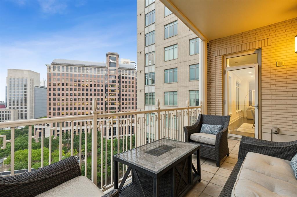 RESIDENCES CONDO IN UPTOWN - Residential