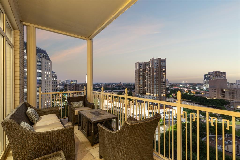 RESIDENCES CONDO IN UPTOWN - Residential
