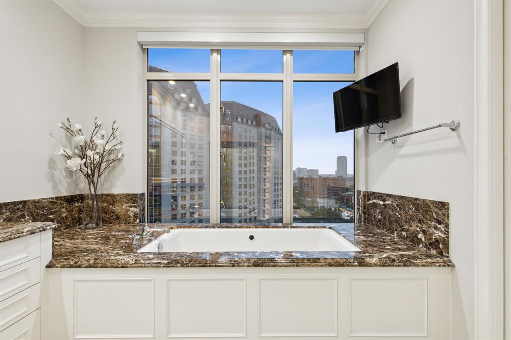 RESIDENCES CONDO IN UPTOWN - Residential