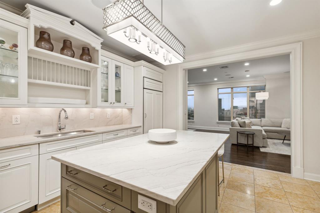 RESIDENCES CONDO IN UPTOWN - Residential