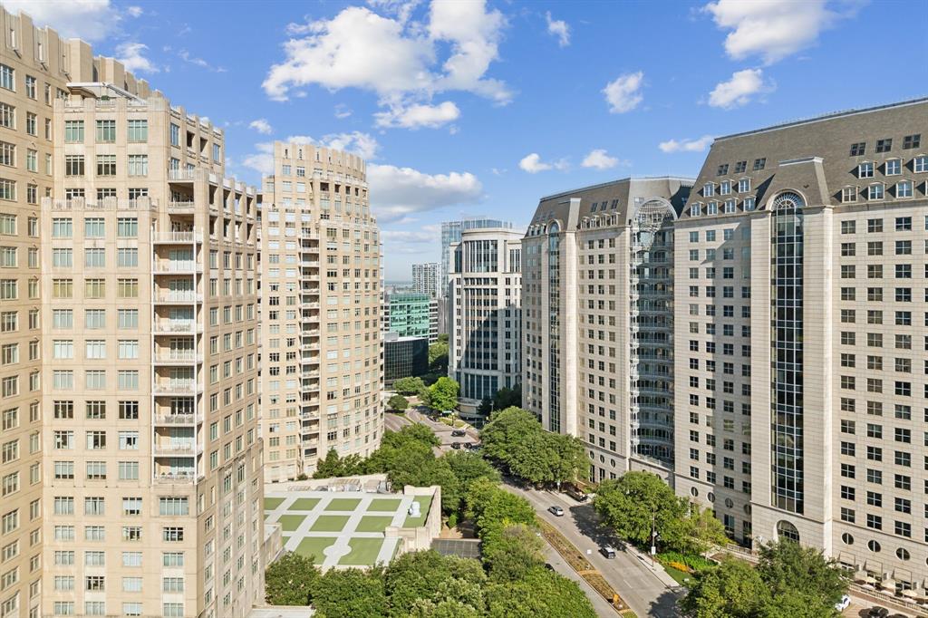 RESIDENCES CONDO IN UPTOWN - Residential