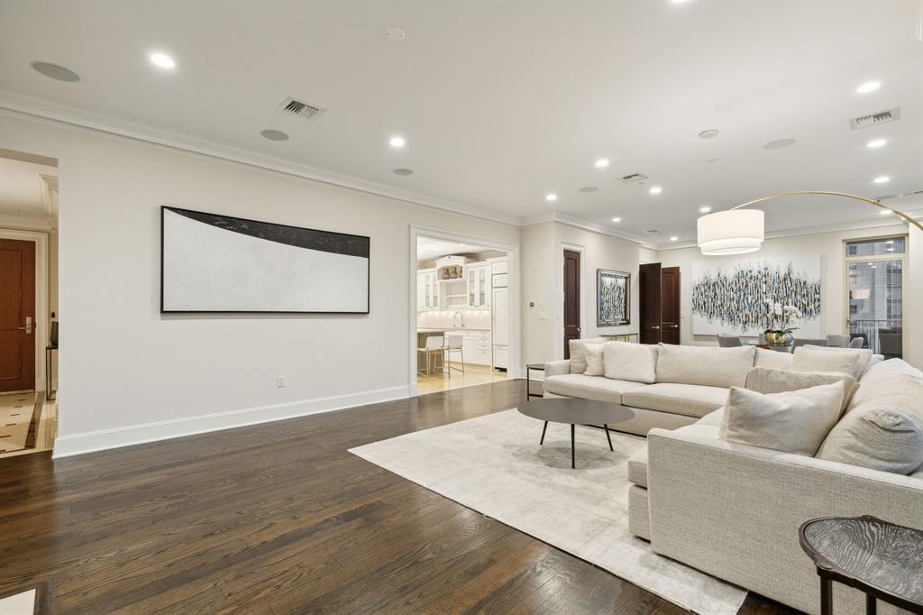 RESIDENCES CONDO IN UPTOWN - Residential