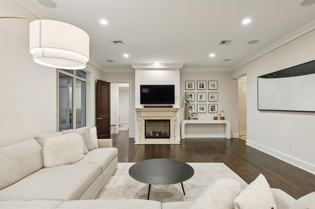 RESIDENCES CONDO IN UPTOWN - Residential