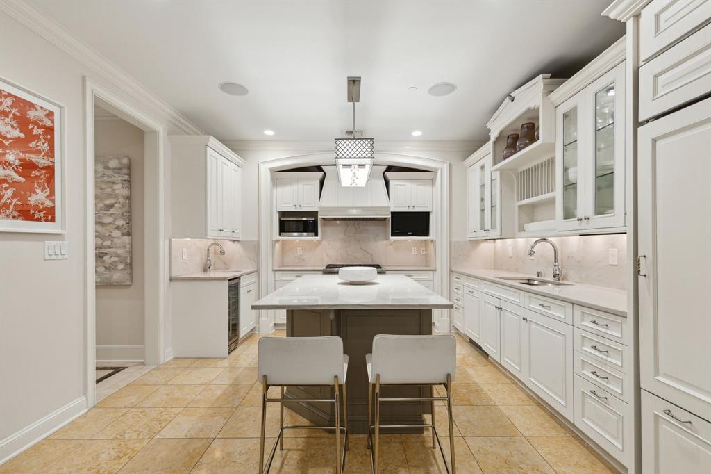 RESIDENCES CONDO IN UPTOWN - Residential