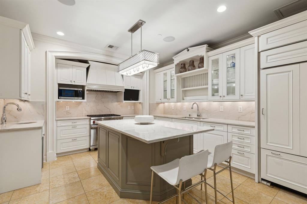 RESIDENCES CONDO IN UPTOWN - Residential