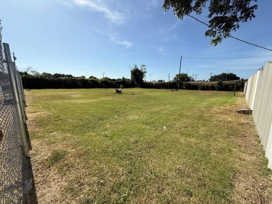 GREAT LOCATION!! Light industrial land located just minutes from Downtown Fort Worth. Quick access to 121 Airport Freeway, I-30, and I-35W perfect for your logistical, storage or commercial business needs. Land is two lots (2700 & 2705 Finley) to be sold together. Light industrial zoning provides numerous land use possibilities. Lot size is approximate. All measurements, zoning and permitted uses to be verified by buyer.


Buyer and buyers agent to verify all information herein.