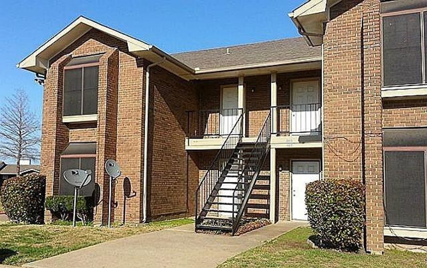 Restaurants nearby, breezy living on Lake Ray Hubbard. Fireplace, patio, 4 pools, playground for kids, clubhouse. Great investment.