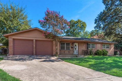 Photo of 5613 Wimbleton Way, Fort Worth, TX 76133 (MLS # 21419948)