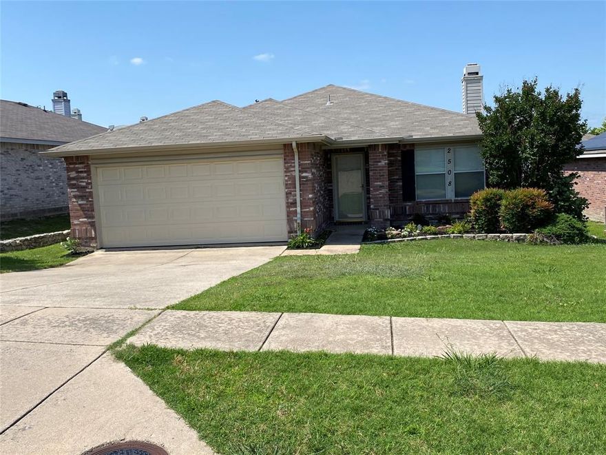 WE ARE IN A MULTI OFFER SITUATION. PLEASE SUBMIT HIGHEST AND BEST BY TUESDAY AT 6PM.

Nice 3 bedroom, 2 bath located near HWY 75 and lots of shopping and restaurants.  Large open floor plan with fireplace...works great for entertaining.  Nice private backyard with deck.