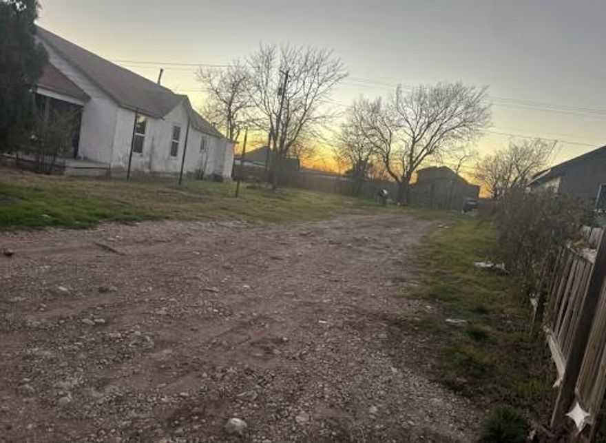 Located in an established Fort Worth neighborhood just minutes from the Stockyards. This property sits on a spacious lot with easy access to major roads, schools, shopping, and dining. An excellent investment opportunity with strong potential in a rapidly growing area of the city.