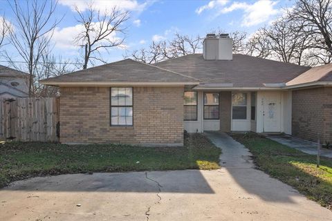 704 Woodland Court Kennedale TX 76060