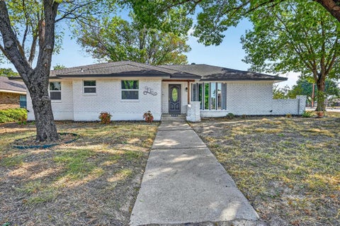 Photo of 906 Pinedale Lane, Dallas, TX 75241 (MLS # 21396562)