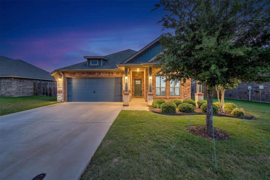 Photo of 933 E 5th Street, Springtown, TX 76082 (MLS # 21267907)