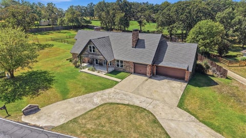 Photo of 420 Kiowa Drive W, Gainesville, TX 76240 (MLS # 21386893)