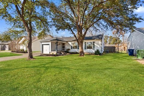 Photo of 1437 Nash Street, Garland, TX 75042 (MLS # 21182802)