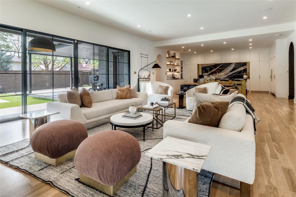 7122 Lakewood Boulevard