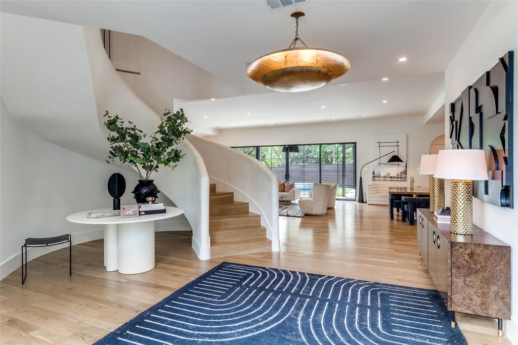 7122 Lakewood Boulevard