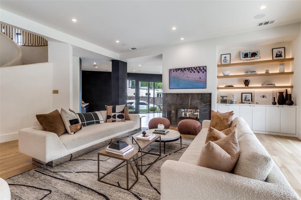 7122 Lakewood Boulevard