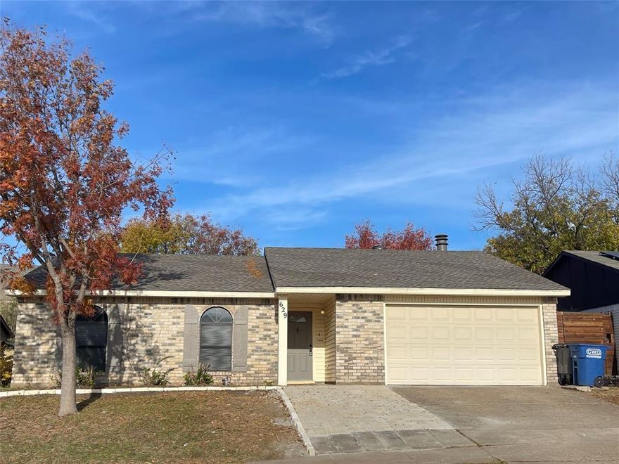 Lovely updated 1 story home in Allen. New paint, new carpet. Open floor plan with a lots of natural light. 3 bedrooms all with walk in closet. Both full bathrooms have been updated. Generous fenced backyard. Close to majoy highway, shopping and dinning. Highly sought after Allen ISD. Washer and dryer are included in the lease!