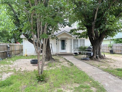 Single Family Residence in Bowie TX 209 Washington Street.jpg