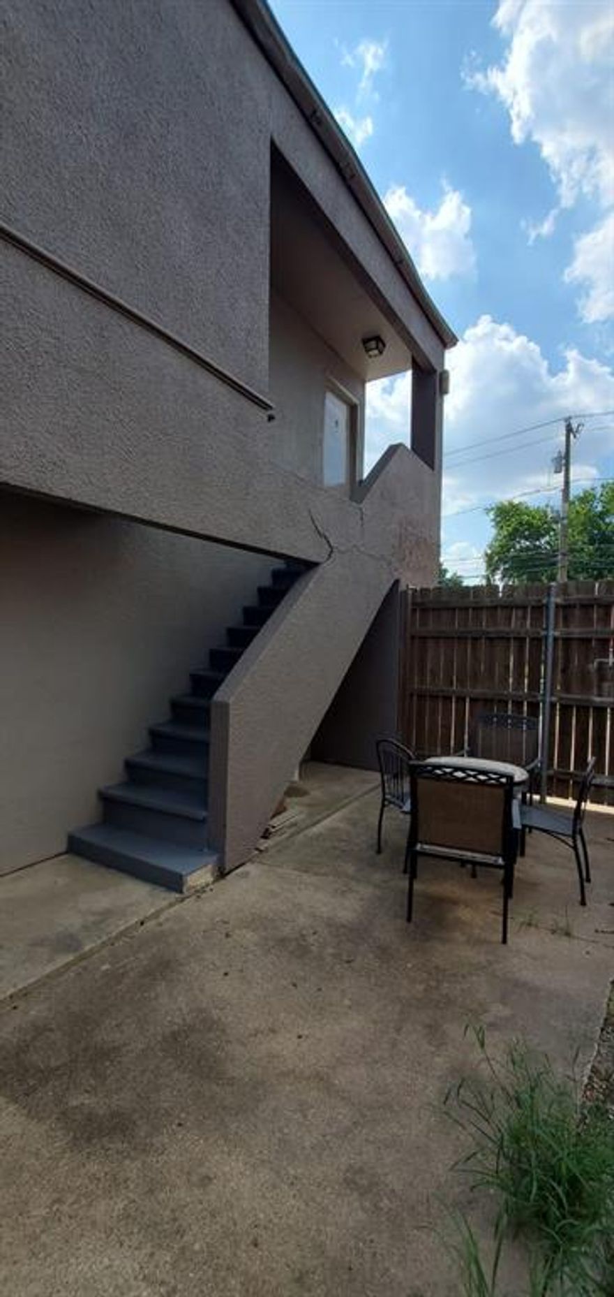 MOVE IN SPECIAL!!! $650 FIRST MONTH TO MOVE IN!! ALL BILLS PAID! ALL BILLS PAID!! 
GREAT LOCATION, WALKING DISTANCE TO CEDAR SPRINGS RESTAURANTS, OAK LAWN, AND ENTERTAINMENT. ACCESS TO MAJOR HIGHWAYS. REHABBED UNITS WITH VINYL PLANK FLOORING AND MORE. SMALL GATED COMMUNITY, VERY QUIET. COME SEE! RESERVED PARKING SPACE AND SEPARATE ENTRANCE!