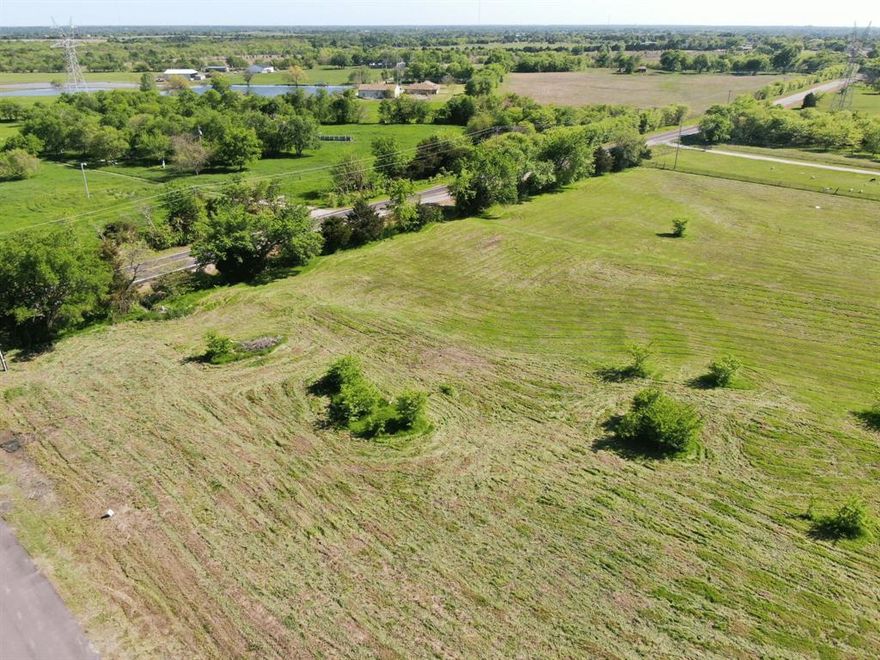 Beautiful 1-3 acre tracts featuring a mix of trees and natural grasses. Enjoy freshly paved 28-foot roads and spacious lots, conveniently located just off the county road. Only 8 minutes from downtown Greenville and 10 minutes from a variety of shopping and dining options. With easy access to I-30, you're a quick 45-minute commute from Dallas County. Rolling Acres offers a serene setting in the heart of North Texas, perfect for building your dream home or placing a manufactured home just outside the city limits.