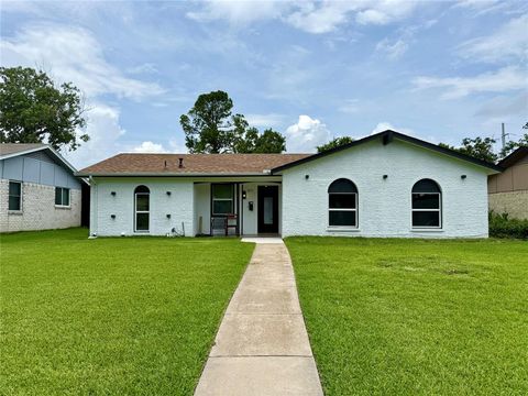Photo of 809 longbeach Drive, Garland, TX 75043 (MLS # 20996927)