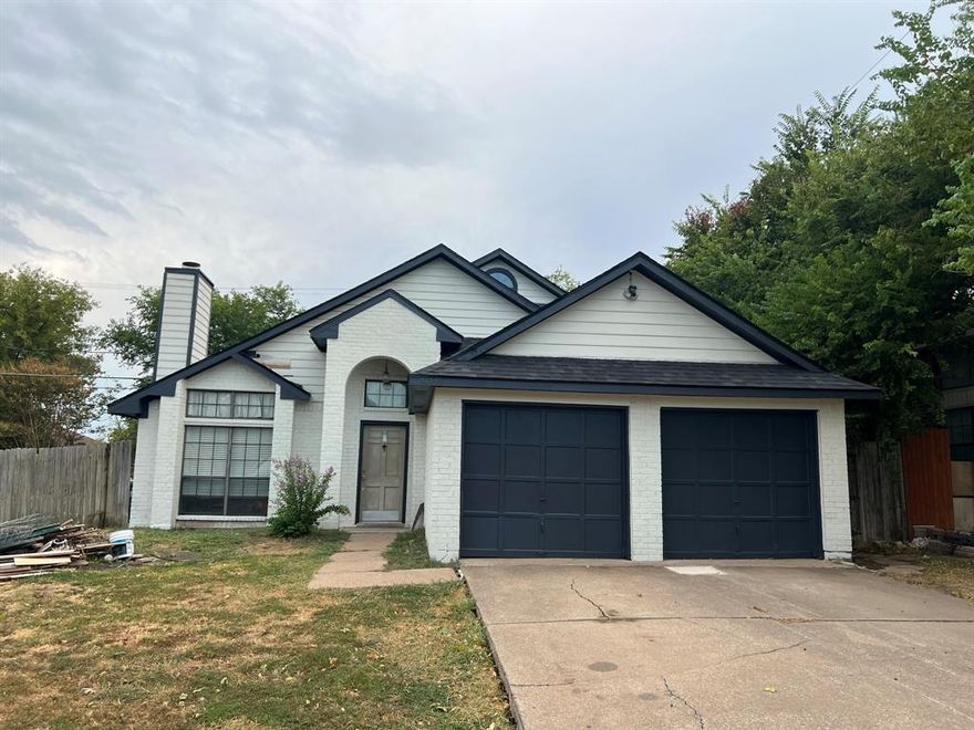 Calling all investors! This is a FCFS property featuring 4 bedrooms, 2 full baths home located in South Arlington. No major repairs need.
Foundation has been repaired earlier this year (3-23), brand new roof <1 year and new exterior paint has been done. Home should be FHA APPROVED. Home sold AS IS.